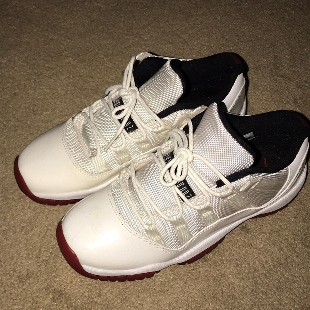 Low Jordan 11’s